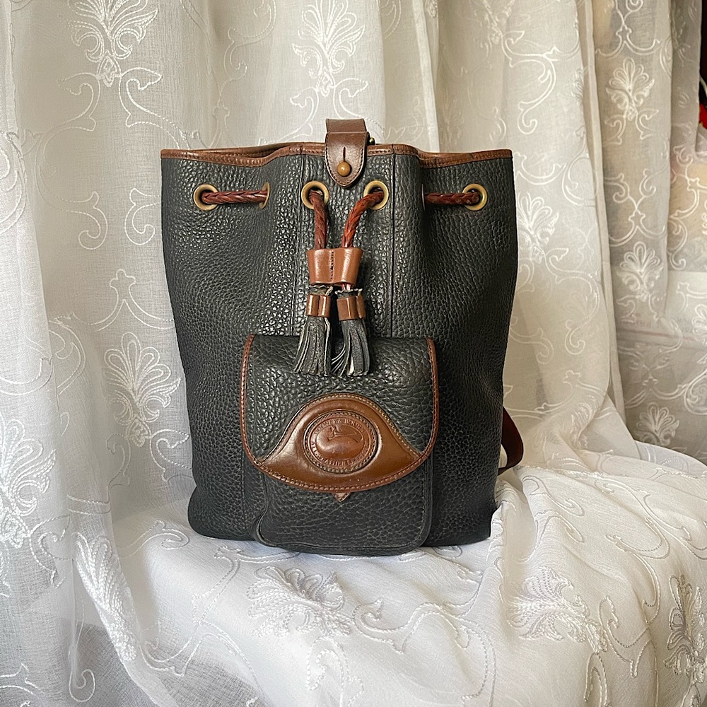 Dooney & Bourke sling bag / backpack